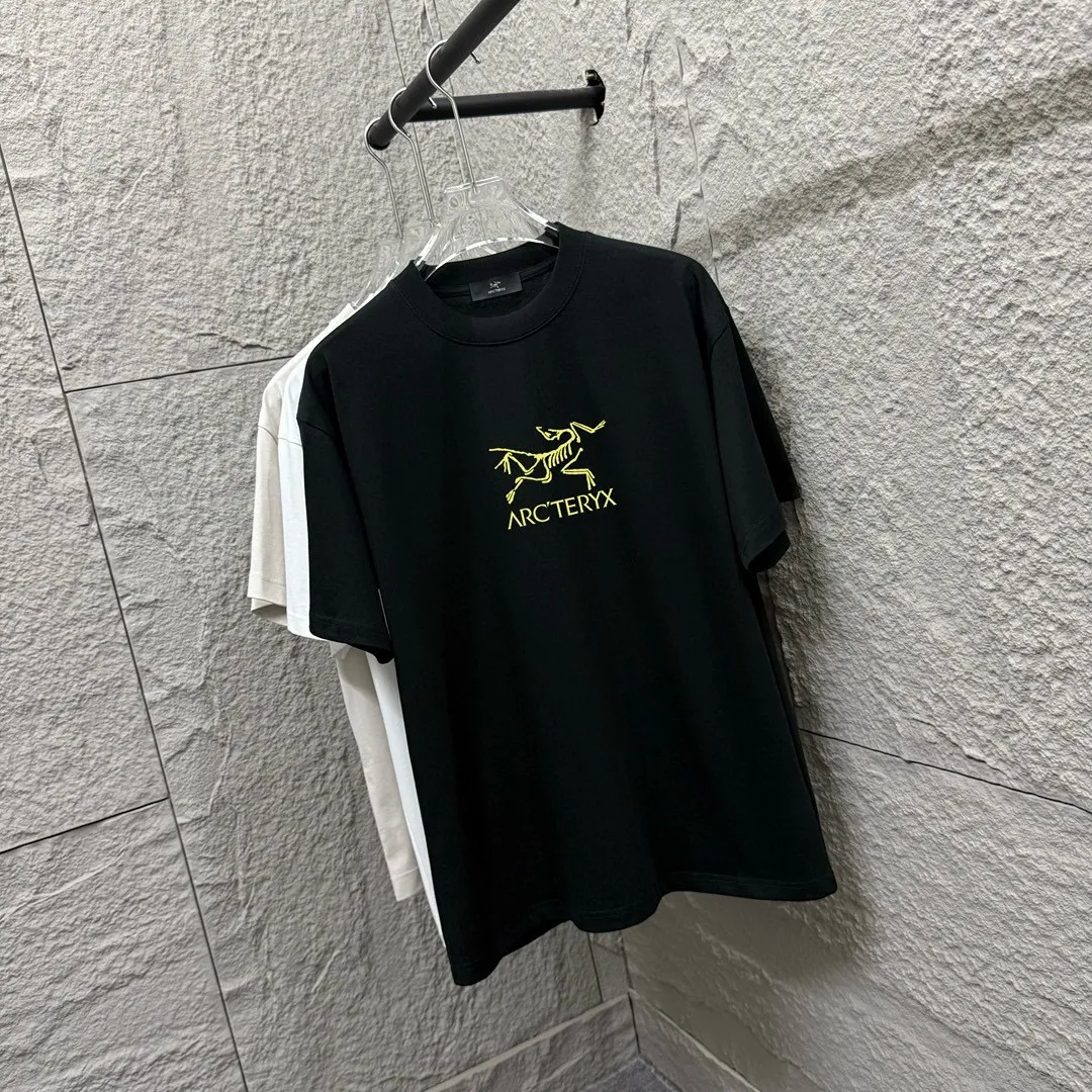 ARC'TERYX* *2025 New Arrival Classic logo T Same Style Size： S （90-130 ） M （120-150 ） L （140-165 ） XL （160-180 ） XXL （180 ） ：Black White